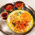 ゼロワンカレー - レディースセットのカレー（レモンライスと副菜、カレー２種、トマトラッサム）