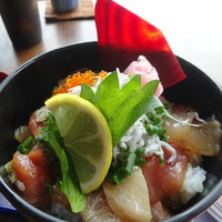 御曹司きよやす邸 鎌倉プリンスホテル店 - 蕎麦海鮮丼御膳：海鮮バラチラシ丼