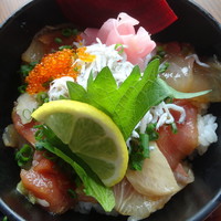 御曹司きよやす邸 鎌倉プリンスホテル店 - 蕎麦海鮮丼御膳：海鮮バラチラシ丼