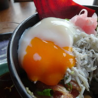 御曹司きよやす邸 鎌倉プリンスホテル店 - 蕎麦海鮮丼御膳：海鮮バラチラシ丼に温玉