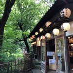 深大寺そば 青木屋 - この雰囲気。柵づたいの客席にぜひ座りたい