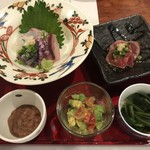 小田原地魚 うしお亭 - お造り、牛タタキ、ほうれん草、アボカドとトマトのサラダ、塩辛