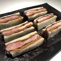 TexturA - 黒酢の酢豚のカツサンド。大好物の酢豚ですから幸せ。黒酢と粒マスタードに蜂蜜を練り込み三元豚で作ったカツサンド。これは私の一番人気かな。