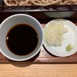 蕎麦六本 - 天ぷら盛り合わせとせいろ（玄そば、大盛り） ¥1,100 のせいろの薬味、つゆ