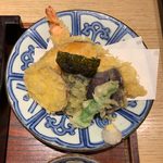蕎麦六本 - 天ぷら盛り合わせとせいろ（玄そば、大盛り） ¥1,100 の天ぷら盛り合わせ