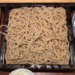 蕎麦六本 - 天ぷら盛り合わせとせいろ（玄そば、大盛り） ¥1,100 のせいろの麺