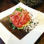 炭火焼肉 ほんけぜろ  - ユッケの下にアボカドのスライスが・・・！