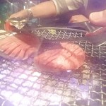 炭火焼肉 ほんけぜろ  - 厚切りタンを焼いてもらってます