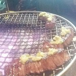 炭火焼肉 ほんけぜろ  - わさびを乗せて