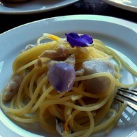 マーサーブランチ テラスハウス - 「鶏肉と海老芋のオイルパスタ　フラワーシャワー」 