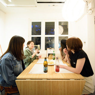 窓側のテーブル席で親しい仲間とのお食事も。