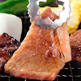 享用新鮮的日本黑牛肉烤肉和自製醬汁