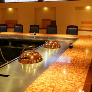 臨場感溢れるカウンターやテーブル席、和の設えの個室も完備