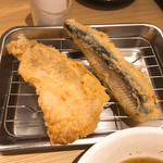 博多天ぷら たかお ジョイナス横浜店 - まず、豚肉と鰯が運ばれてきました。