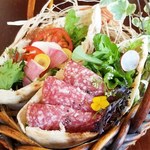 チェロステラート ウィンザー - 石釜焼きのピザパンに自分でミラノサラミとサラダ、モッツァレラチーズを挟むランチセット