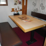 Sushi Soba Tai Kamameshi Fujiya - ベンチシートタイプのテーブル席。