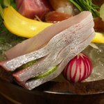 赤坂見附 座屋 - ・活鮮魚盛り合わせ5点(1490円)
            なんか切れ込み入ってんの！カボス挟んであんの！