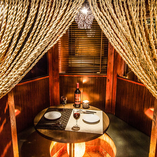 【2～4名様】丸テーブルが特徴的な可愛い個室は、デートやしっぽり飲むのに最適♪