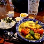 Kissa To Ba-Yo Mpa Chipan - ママがいる時限定の、「チャコまま定食」（800円）。メインはトマト＋アボガド＋にんにくいため。 