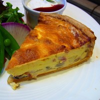 アニヴェルセル カフェ - ベーコンと茸のキッシュ