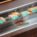 フランスパン専門店おちこち - 冷蔵の中には
            美味しそうなフランスパンのサンド！