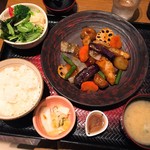 大戸屋 - すけそう鱈と野菜の黒酢あん定食(890円)