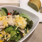 トラットリア チェーロ - 野菜たっぷりサラダ (´∀｀)/ オニオンドレッシング
      パン