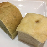 トラットリア チェーロ - 赤たまねぎ フォカッチャ
      ジェノベーゼ ロールパン