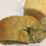 トラットリア チェーロ - 赤たまねぎ フォカッチャ
      ジェノベーゼ ロールパン