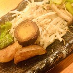 Ikedayama - 野菜は
                      モヤシ、青菜、ししとう、男爵芋、紅あずま
                      
                      
                      家庭的な感じの盛付けです。
                      残念ながら山葵は練り物です。
                      肝心の肉は味が薄いですね。
                      