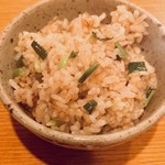 Ikedayama - 私も連れもガーリックライスを選択。
                      味付けを薄めでお願いしました。
                      
                      ガーリックライスは味を薄めでお願い
                      したから良いですが、香の物と汁椀は
                      味が濃過ぎて残しました(T_T)
                      
                      