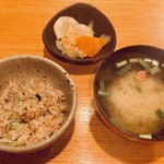 Ikedayama - 【 ご飯、汁椀、香の物 】
                      白飯 or ゆかりご飯 
                      
                      or ガーリックライス(別途+500円)
                      
                      
                      
                      私も連れもガーリックライスを選択。
                      味付けを薄めでお願いしました。
