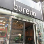 Buredo - お店入口、寿司とは思えない感じ