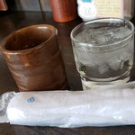 Tokachi Butadon Ippin - お水とお茶が出てきます。