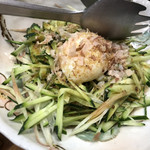 咲串おかげ屋 - きゅうりとミョウガの温玉サラダ