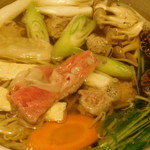 Tochigiya - とちぎ和牛ロース しゃぶしゃぶセットの野菜、つみれなどを煮ているところ