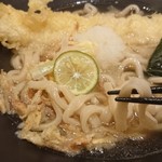 おだしうどん 釜飯 かかや - 穴子天の外、少しゴボウ天とわかめが入ります