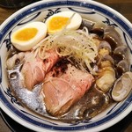 濃厚醤油麺 ミツジロウ - 濃厚醤油の貝だしそば・味玉のせ 850円