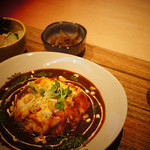 モカカフェ - とろとろのオムライスは絶品です。オムライスの中に入るライスは「15穀米」「チキンライス」から選べます