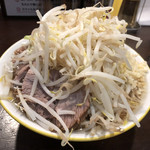 ラーメン イエロー 新宿御苑前店 - 中ラーメンヤサイ増し増し、ニンニク増し