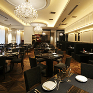 シャンデリアが輝くモダンな空間。大切な記念日を彩る、落ち着いたテーブル席です。