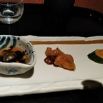 手打ち十割そば 振甫町 縁 - お通し（鞍掛豆、蛸、梅胡瓜）