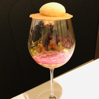 レストランエール - エール　ピュアホワイトのアイスクリーム　ビーツ　トマトのムース　ホタテの燻製　水蛸　キャビア　ウニ　枝豆　色々な野菜　　サワークリーム　玉蜀黍の芯の出汁　蓋の裏にコーンとヤングコーンの髭