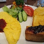 いなだ珈琲舎 - オムレツセット¥1000のオムレツ・サラダ・トースト