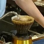 いなだ珈琲舎 - コーヒーをいれるマスター