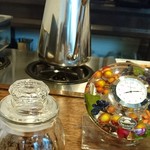 いなだ珈琲舎 - コーヒー豆と置時計とコーヒーポット