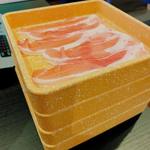 しゃぶ葉 - まずは基本セット：「三元豚肩ロース」「三元豚バラ」が各2箱、「鶏」が1箱。