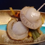 旬菜料理 苧麻 - ホタテの煮付け   このあと 銀だら焼き物も でました ホタテの下は     山菜みず   と  ほや  です