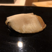 日本橋蛎殻町 すぎた - 鮑は大きくスライスされ折りたたまれたものがふた切れ。思わず目を閉じてしまいます。