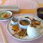 洋食屋　スヤマ - ワンプレートランチ\830。品数が多くて意外と腹に入る